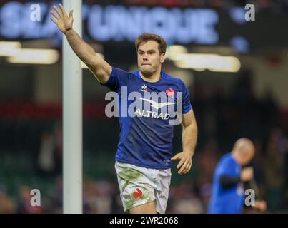 Cardiff, Wales, Großbritannien. 10. März 2024; Principality Stadium, Cardiff, Wales: Six Nations International Rugby, Wales gegen Frankreich; Damian Penaud von Frankreich winkt den Fans Credit: Action Plus Sports Images/Alamy Live News Stockfoto