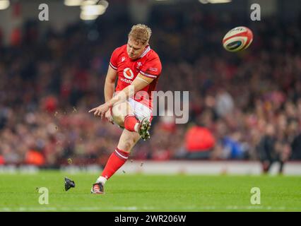 Cardiff, Wales, Großbritannien. 10. März 2024; Principality Stadium, Cardiff, Wales: Six Nations International Rugby, Wales gegen Frankreich; Sam Costelow aus Wales schlägt eine Konvertierung und erzielt 17-13 Punkte Credit: Action Plus Sports Images/Alamy Live News Stockfoto