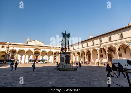 Florenz, Italien - 5. April 2022: Auf dem Santissima Anunziata Platz finden Sie die SS Annunziata Basilika, das Krankenhaus der Unschuldigen und eine Statue von Ferdinand Stockfoto