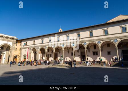 Florenz, Italien - 5. April 2022: Auf dem Santissima Anunziata Platz finden Sie die SS Annunziata Basilika, das Krankenhaus der Unschuldigen und eine Statue von Ferdinand Stockfoto