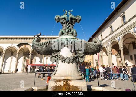 Florenz, Italien - 5. April 2022: Auf dem Santissima Anunziata Platz finden Sie die SS Annunziata Basilika, das Krankenhaus der Unschuldigen und eine Statue von Ferdinand Stockfoto