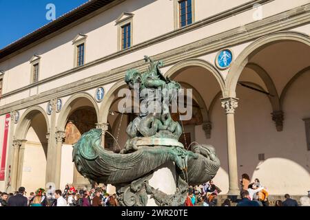 Florenz, Italien - 5. April 2022: Auf dem Santissima Anunziata Platz finden Sie die SS Annunziata Basilika, das Krankenhaus der Unschuldigen und eine Statue von Ferdinand Stockfoto