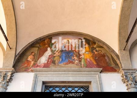 Florenz, Italien - 5. April 2022: Ospedale degli Innocenti, Krankenhaus der Innocents ist ein historisches Gebäude, in dem derzeit die UNICEF Innocenti Re untergebracht ist Stockfoto