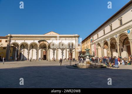 Florenz, Italien - 5. April 2022: Ospedale degli Innocenti, Krankenhaus der Innocents ist ein historisches Gebäude, in dem derzeit die UNICEF Innocenti Re untergebracht ist Stockfoto