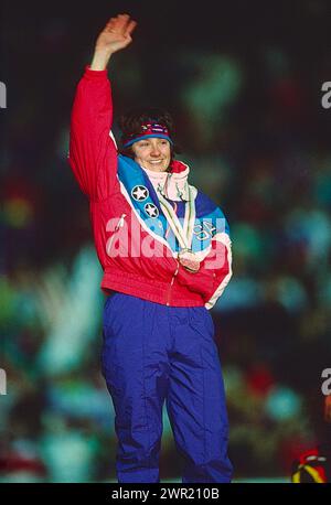 Bonnie Blair (USA) gewinnt bei den Olympischen Winterspielen 1992 die alte Medaille in den 500 m der Frauen. Stockfoto