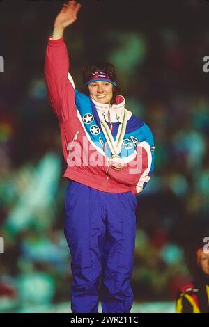 Bonnie Blair (USA) gewinnt bei den Olympischen Winterspielen 1992 die alte Medaille in den 500 m der Frauen. Stockfoto