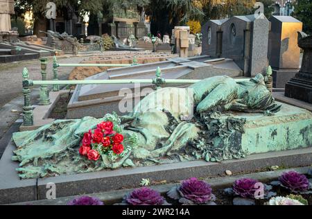 Ein Grab mit einer trauernden Witwe, Monumentalfriedhof, Mailand, Lombardei, Italien. Stockfoto