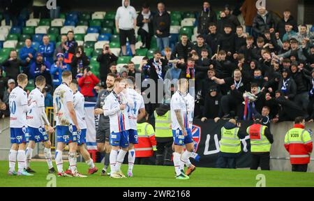 National Football Stadium im Windsor Park, Belfast, Nordirland, Großbritannien. März 2024. Finale des BetMcLean League Cup – Linfield gegen Portadown. (Linfield in weiß). Aktion ab dem heutigen Finale. Quelle: CAZIMB/Alamy Live News. Stockfoto