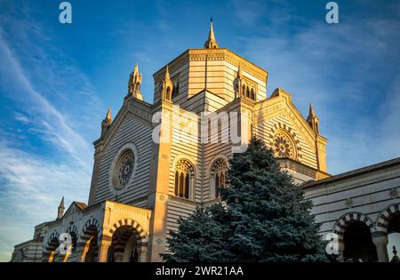 Das achteckige Haupteingangsgebäude mit dem Fameido, Monumentalfriedhof, Mailand, Lombardei, Italien. Stockfoto