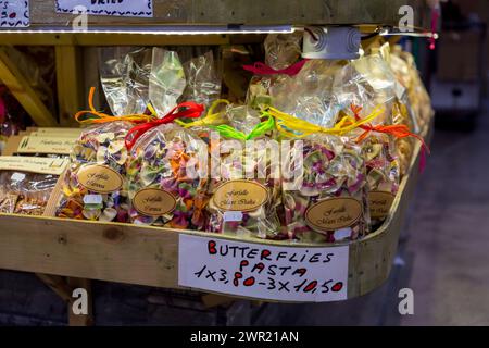 Florenz, Italien - 5. April 2022: Lokale Pasta, die auf dem Lebensmittelmarkt Mercato Centrale zwischen Via dell'Ariento, Via Sant'Antonino und Via Pan verkauft wird Stockfoto