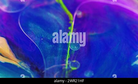 Ölfleck Glitzer Flüssigkeit Tinte Wassermischung Neonnebel Stockfoto