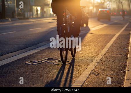 Radfahrer auf dem Radweg früh am Morgen Stockfoto