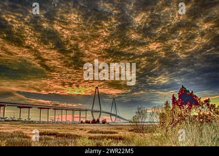 Das Arthur Ravenel Jr. Brücke von Mount Pleasant, South Carolina, unter einem spektakulären Himmel Stockfoto