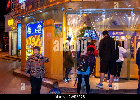 Leshan, China, mittlere Menschenmenge, chinesische Familienfrauen, Fast Food im Take Away Chinese Restaurant, Straßenszene, Nacht Stockfoto