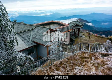 EMEISHAN, China, historisches chinesisches Denkmal, Bauguo-Tempel, Touristenattraktion, Landschaftlich Reizvolle Winterlandschaft Stockfoto