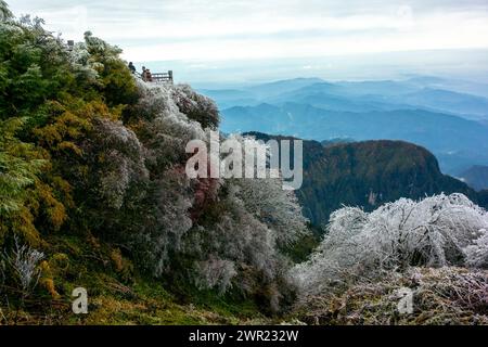 EMEISHAN, China, historisches chinesisches Denkmal, Bauguo-Tempel, Touristenattraktion, Landschaftlich Reizvolle Winterlandschaft Stockfoto