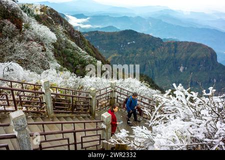 EMEISHAN, China, chinesische Touristen besuchen, Historisches Chinesisches Denkmal, Bauguo-Tempel, Touristenattraktion, Landschaftlich Reizvolle Winterlandschaft Stockfoto