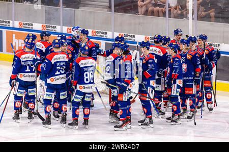 Testspiel ZSC Lions Schwenninger Wild Wings: Die ZSC Lions beim Give-me-five unmittelbar vor Spielbeginn vor dem eigenen Tor. (Zürich, Schweiz, 19.08. Stockfoto