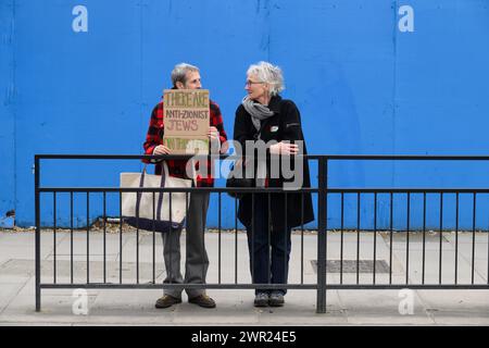 Jüdische Demonstranten auf einem Pro-Palästina-marsch, die zu einem Waffenstillstand der andauernden Militäroffensive des Gazastreifens durch israelische Verteidigungskräfte aufrufen. Der marsch Stockfoto