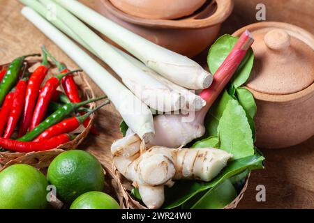 tom Yum scharfe Suppe Zutat auf hölzernem rustikalem Hintergrund Stockfoto