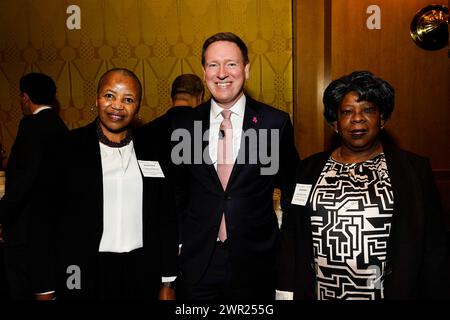 New York, New York USA 03/08/2024 Südafrika UN-Botschafter Mathu Joyini, Al Cook CEO de Beers Group, Generalkonsul Republik Angola Augusta Mangueira Bessa während des de Beers Group Ambassadors' Breakfast am 8. März 2024 im Sofitel Hotel in New York, NY. Foto von Jennifer Graylock-Graylock.com Stockfoto