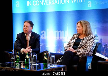 Al Cook, Virginia C. Drosos beim de Beers Group Ambassadors' Breakfast am 8. März 2024 im Sofitel Hotel in New York, NY. Jennifer Graylock-Graylock.comCEO de Beers Group Al Cook, CEO Signet Jewelers Virginia C. Drosos beim de Beers Group Ambassadors’ Breakfast am 8. März 2024 im Sofitel Hotel in New York, NY. Jennifer Graylock-Graylock.com Stockfoto
