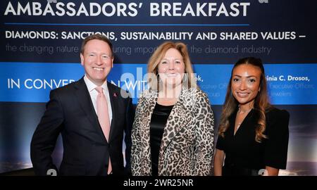 New York, New York USA 03/08/2024 CEO de Beers Group Al Cook, CEO Signet Jewelers Virginia C. Drosos, Feriel Zerouki beim de Beers Group Ambassadors’ Breakfast am 8. März 2024 im Sofitel Hotel in New York, NY. Foto von Jennifer Graylock-Graylock.com Stockfoto