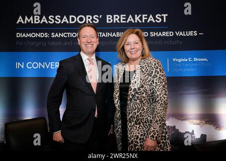 New York, New York USA 03/08/2024 CEO de Beers Group Al Cook, CEO Signet Jewelers Virginia C. Drosos beim de Beers Group Ambassadors’ Breakfast am 8. März 2024 im Sofitel Hotel in New York, NY. Foto von Jennifer Graylock-Graylock.com Stockfoto