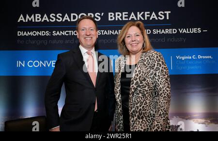 New York, New York USA 03/08/2024 CEO de Beers Group Al Cook, CEO Signet Jewelers Virginia C. Drosos beim de Beers Group Ambassadors’ Breakfast am 8. März 2024 im Sofitel Hotel in New York, NY. Foto von Jennifer Graylock-Graylock.com Stockfoto