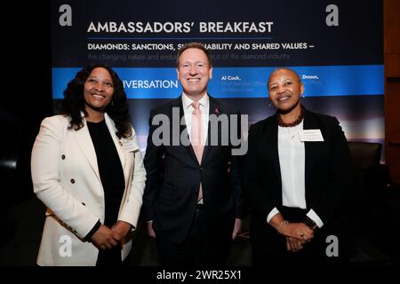Botswana UN-Botschafter Glady Mokhawa , Al Cook CEO de Beers, Südafrika UN-Botschafter Mathu Joyini beim de Beers Group Ambassadors' Breakfast am 8. März 2024 im Sofitel Hotel in New York, NY. Jennifer Graylock-Graylock.com Stockfoto