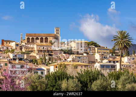 Villagescape von Selva mit gotisch-katholischer Pfarrkirche Església de Sant Llorenc, Mallorca, Balearen, Spanien, Europa Stockfoto