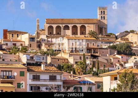 Villagescape von Selva mit gotisch-katholischer Pfarrkirche Església de Sant Llorenc, Mallorca, Balearen, Spanien, Europa Stockfoto