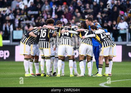 Turin, Italien. März 2024. Juventus-Spieler umarmen sich vor dem Fußballspiel der Serie A zwischen Juventus FC und Atalanta BC im Juventus-Stadion in Turin (Italien) am 10. März 2024. Quelle: Insidefoto di andrea staccioli/Alamy Live News Stockfoto