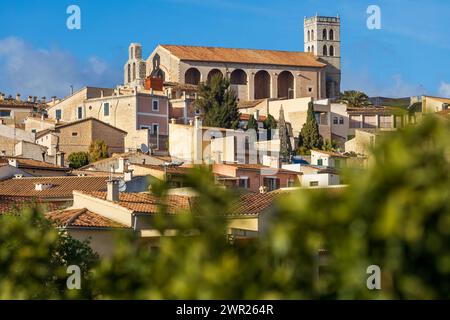 Villagescape von Selva mit gotischer und katholischer Pfarrkirche Església de Sant Llorenc, Mallorca, Balearen, Spanien, Europa Stockfoto