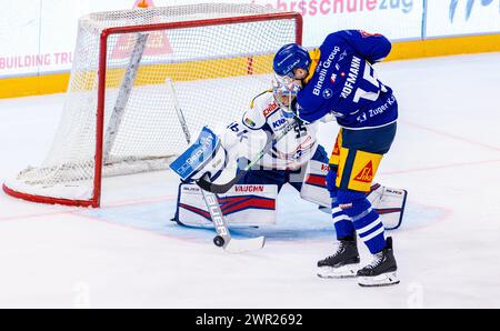 Zug Stürmer #15 Gregory Hofmann mit der Möglichkeit zur Zuger Führung. Doch diesmal bleibt Kloten Torwart #55 Juha Metsola Sieger. (Zug, Schweiz, 15,0 Stockfoto