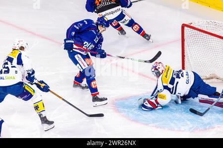 ZSC Lions - EHC Kloten, Swiss Life Arena, National League NL, reguläre Saison: Stürmer #13 Justin Sigrist (ZSC Lions) mit der ersten Chance. Verteidige Stockfoto