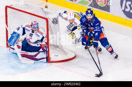 ZSC Lions - EHC Kloten, Swiss Life Arena, National League NL, reguläre Saison: ZWEIKAMPF zwischen #64 David Reinbacher (Kloten) und #8 Willy Riedi (ZSC Stockfoto