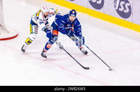 ZSC Lions - EHC Kloten, Swiss Life Arena, National League NL, reguläre Saison: Verteidger#41 Leandro Profico (Kloten) setzt Stürmer #83 Juho Lammikko ( Stockfoto