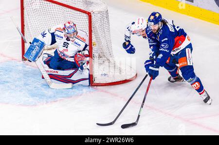 ZSC Lions - EHC Kloten, Swiss Life Arena, National League NL, reguläre Saison: ZWEIKAMPF zwischen #64 David Reinbacher (Kloten) und #8 Willy Riedi (ZSC Stockfoto