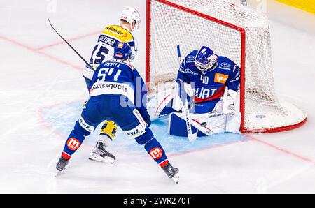 ZSC Lions - EHC Kloten, Swiss Life Arena, National League NL, reguläre Saison: Stürmer #15 Miro Aaltonen (Kloten) mit einer Chance. Doch Verteidiger #5 Stockfoto