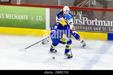 EHC Kloten - ZSC Lions, Stimo Arena, National League NL, reguläre Saison: Stürmer #8 Willy Riedi (ZSC Lions) umspielt Stürmer #10 Jonathan Ang (Kloten) Stockfoto