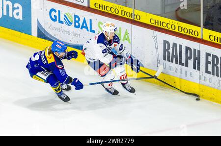 EHC Kloten - ZSC Lions, Stimo Arena, National League NL, reguläre Saison: Verteidiger #19 Steve Kellenberger (Kloten) gegen #38 Rudolf Balcer (ZSC Lio Stockfoto