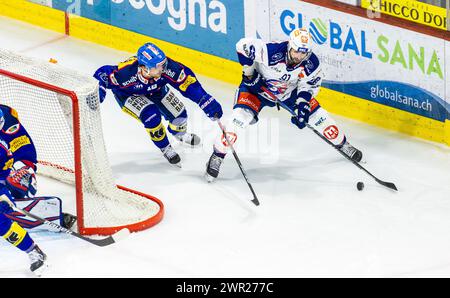 EHC Kloten - ZSC Lions, Stimo Arena, National League NL, reguläre Saison: Verteidiger #18 Dario Sidler (Kloten) kommt mit Stürmer #91 Denis Hollenstein Stockfoto