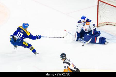 EHC Kloten - ZSC Lions, Stimo Arena, National League NL, reguläre Saison: Stürmer #10 Jonathan Ang (Kloten) scheitert im Duell gegen Torhüter #30 Simon Stockfoto