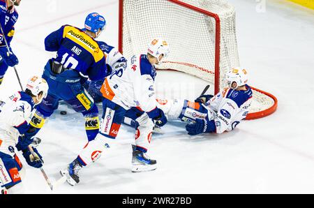 EHC Kloten - ZSC Lions, Stimo Arena, National League NL, reguläre Saison: Die ZSC Lions Verteidigung rund um Torhüter #30 Simon Hrubec und Verteidiger Stockfoto