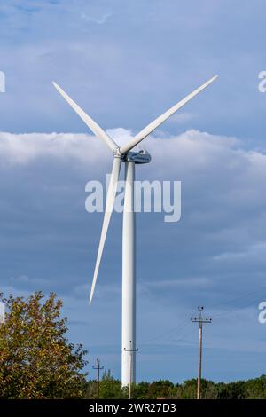 Pakri / Estland - 07.27.2023: Windmühlenbetrieb Nordex auf der Halbinsel Pakri in Estland. Europäische Umweltinitiative. Energieeinsparung und foss Stockfoto