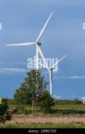 Pakri / Estland - 07.27.2023: Windmühlenbetrieb Nordex auf der Halbinsel Pakri in Estland. Europäische Umweltinitiative. Energieeinsparung und foss Stockfoto