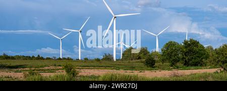 Pakri / Estland - 07.27.2023: Windmühlenbetrieb Nordex auf der Halbinsel Pakri in Estland. Europäische Umweltinitiative. Energieeinsparung und foss Stockfoto