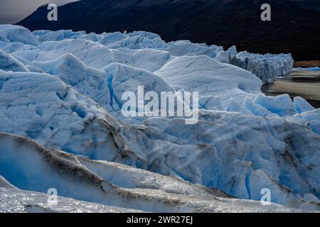 Perito Moreno Gletscher in Patagonien, Argentinien, Blick auf das blaue Eis, das neben dem See zerrissen ist, Blick auf den Sonnenuntergang Stockfoto