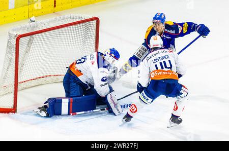 EHC Kloten - ZSC Lions, Stimo Arena, National League NL, reguläre Saison: #10 Jonathan Ang (Kloten) mit der entscheidenden Chance. #30 Simon Hrubec (ZS Stockfoto